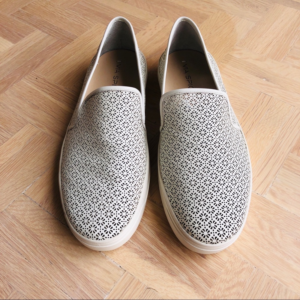 White flower pattern leather sneakers